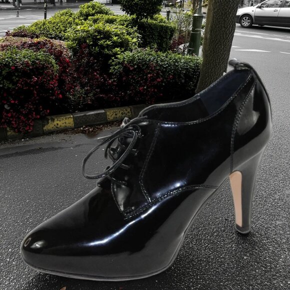 Gianvito Rossi Handcrafted Black Patent Lace Up Stiletto, Size 36.5 (US 6.5) - Picture 1 of 12
